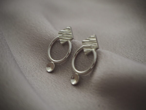 Zilveren geometrische oorbellen met structuur