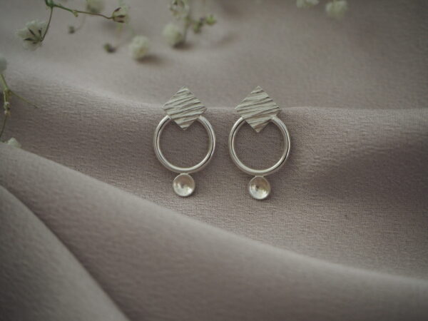 Zilveren geometrische oorbellen met structuur