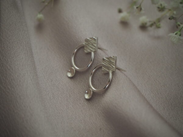 Zilveren geometrische oorbellen met structuur