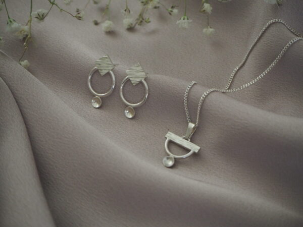 Zilveren geometrische oorbellen met structuur