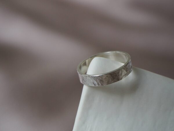 Petra - Zilveren ring met organische textuur - Odette's Jewellery