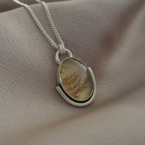 Handgemaakte zilveren ketting met dendrietagaat hanger
