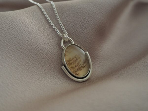 Handgemaakte zilveren ketting met dendrietagaat hanger