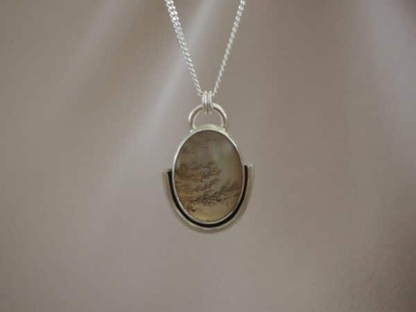 Handgemaakte zilveren ketting met dendrietagaat hanger