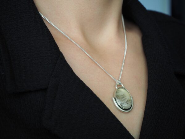 Handgemaakte zilveren ketting met dendrietagaat hanger
